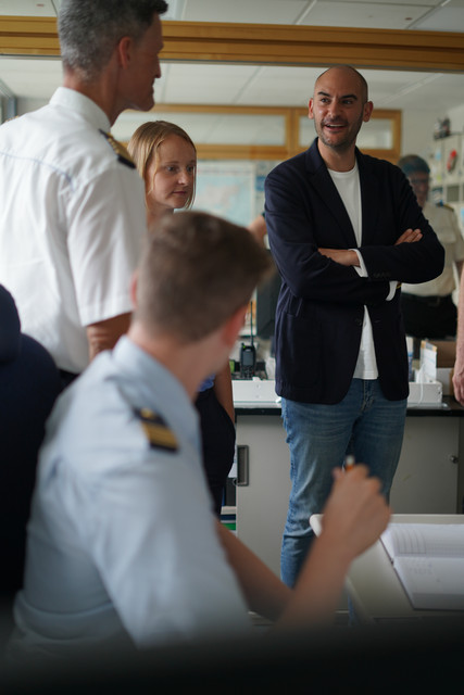 Minister Bayaz bei der Wasserschutzpolizei