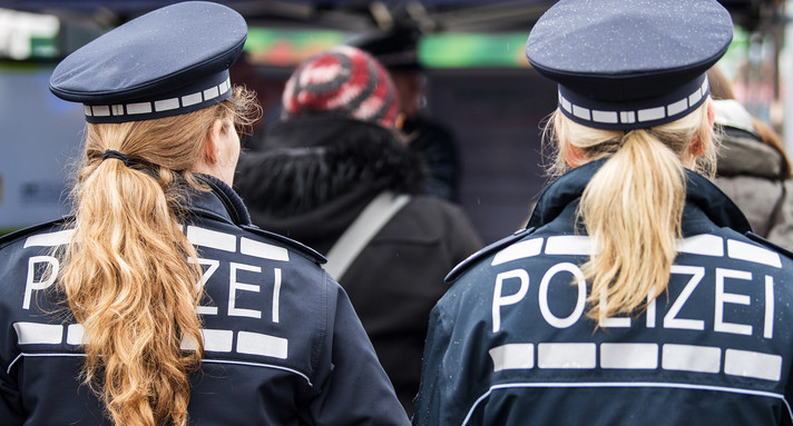 Zwei Polizistinnen. Bild: Sebastian Gollnow