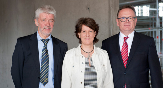 Gruppenfoto beim Richtfest (v.l.n.r.): Präsident des Oberlandesgerichts Stuttgart Dr. Franz Steinle, Finanzstaatssekretärin Gisela Splett und Ministerialdirektor im Ministerium der Justiz und für Europa Elmar Steinbacher.