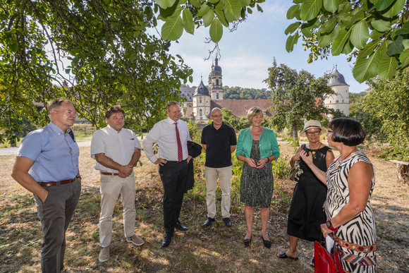 Schlösser und Gärten Besuch von Kloster Schöntal und Schloss Weikersheim Im Bild v.l.n.r.: Ingo-Michael Greiner (Leiter des Amtes Vermögen und Bau BW), Uwe Weinreuter (Geschäftsführer SSG), Landrat Dr. Matthias Neth, Michael Hörrmann (Geschäftsführer SSG), Edith Sitzmann MdL (Finanzministerin), Annette Ipach-Öhmann (Direktorin Vermögen und Bau BW) und Patrizia Filz (Bürgermeisterin Schöntal)