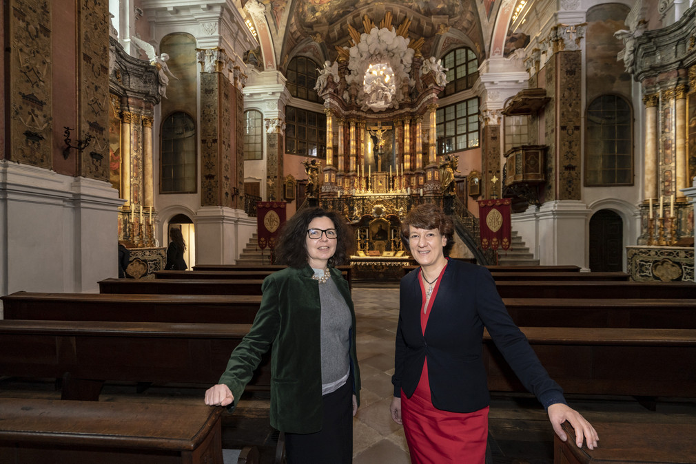 Gisela Splett (Staatssekretärin im Ministerium für Finanzen) und Catherine Veber (Generalkonsulin von Frankreich in Stuttgart) besichtigen die renovierte Schlosskirche
