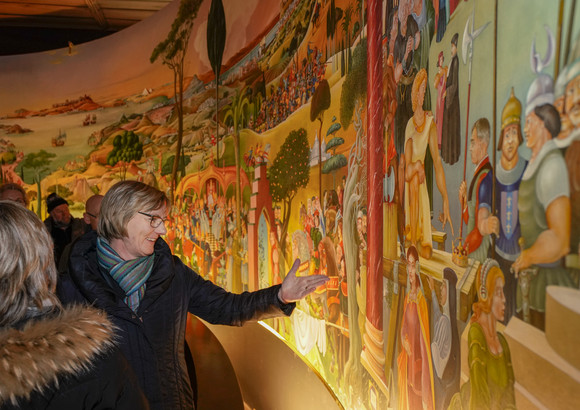 Schlösser und Gärten Finanzministerin besucht Kloster Lorch Finanzministerin Edith Sitzmann schaut sich das Rundgemälde in der Klosteranlage Lorch an.