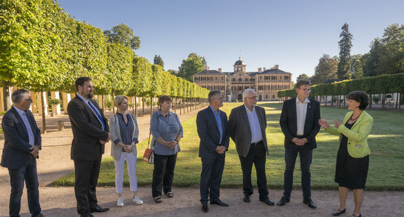 Staatssekretärin Dr. Gisela Splett besucht im Rahmen der Schlösserreise 2016 das Schloss Favorite und die Eremitage.