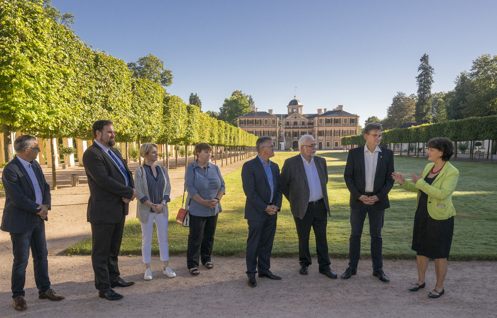Staatssekretärin Dr. Gisela Splett besucht im Rahmen der Schlösserreise 2016 das Schloss Favorite und die Eremitage.