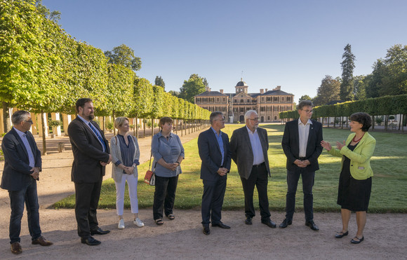 Schlösser und Gärten Schlösserreise nach Rastatt und Karlsruhe Staatssekretärin Dr. Gisela Splett besucht im Rahmen der Schlösserreise 2016 das Schloss Favorite und die Eremitage.