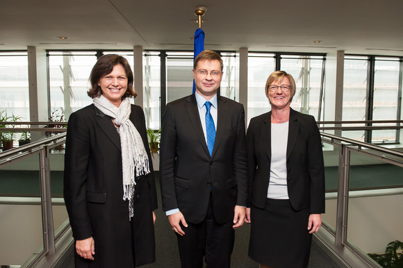 Bankenaufsicht Finanzministerin Sitzmann setzt sich für nationale Aufsicht über Förderbanken ein Bayerns stellvertretende Ministerpräsidentin und Wirtschaftsministerin Ilse Aigner, EU-Kommissar Valdis Dombrovskis und die baden-württembergische Finanzministerin Edith Sitzmann (v.l.n.r.)