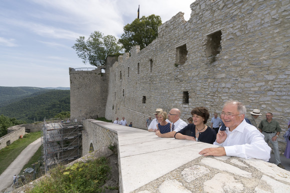 Schlössertour Splett besucht Domnick, Hohenneuffen und Kirchheim Schlösserreise 2017 mit der Staatssekretärin Gisela Splett - Festungsruine Hohenneuffen. Im Bild von rechts nach links: Peter Hofelich (MdL SPD), Gisela Splett (Staatssekretärin Ministerium für Finanzen BW), Michael Hörrmann (Geschäftsführer SSG), Raphaela Sonnentag (Abteilungsleiterin Vermögen und Bau BW) und Ralf Wagner (Konservator).