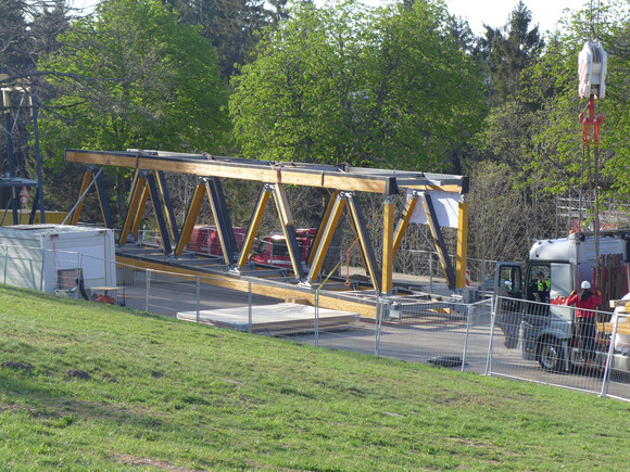 Die Fachwerkkonstruktion für den Skywalk wurde auf dem gegenüberliegenden Parkplatz vormontiert und wartet auf ihren Transport mit dem Großkran.