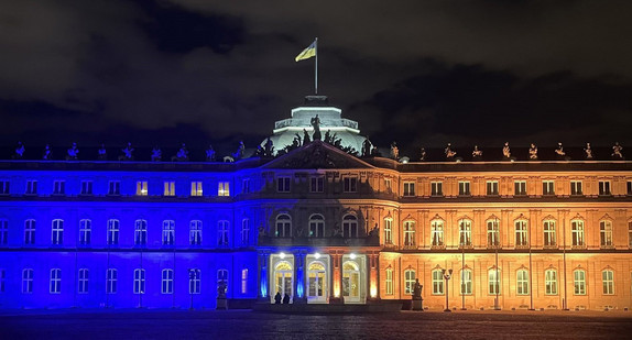 Das Neue Schloss in Stuttgart wird in den Farben gelb und blau der Flagge der Ukraine angestrahlt.