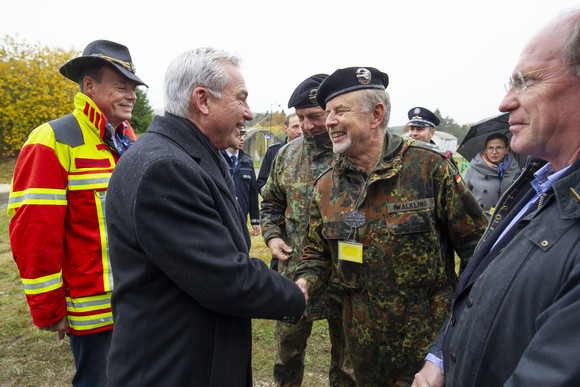 Sicherheit BWTEX 2019 Innenminister Thomas Strobl wird auf dem Truppenübungsplatz in Stetten a.k.M. begrüßt.
