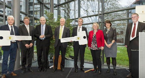 Staatssekretärin Gisela Splett (2. v. r.) bei der Übergabe des MZE.