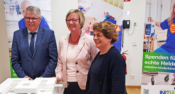 V.l.n.r.: Der kaufmännische Direktor Bernd Sahner, Finanzministerin Edith Sitzmann und die Sprecherin des Zentrums für Kinder- und Jugendmedizin, Prof. Dr. Charlotte Niemeyer, informieren über den Neubau der Kinder- und Jugendklinik und dessen Finanzierung.