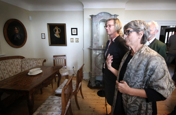 Schlösser und Gärten Finanzministerin eröffnet Fürstenhäusle in Meersburg Konservatorin Carla Mueller (vorne) erläutert Finanzministerin Edith Sitzmann die Ausstellung im Fürstenhäusle.