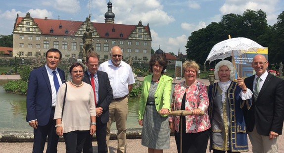 Der Herkulesbrunnen im Schlossgarten Weikersheim sprudelt wieder: Gisela Splett, Staatssekretärin im Finanzministerium, nahm den barocken Brunnen gemeinsam mit Marion Caspers-Merk, Geschäftsführerin der Staatlichen Toto-Lotto GmbH und weiteren Gästen am 22. Juli 2016 in Betrieb.