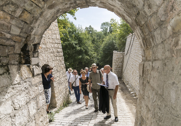 Schlössertour Splett besucht Domnick, Hohenneuffen und Kirchheim Schlösserreise 2017 mit der Staatssekretärin Gisela Splett - Festungsruine Hohenneuffen. Im Bild v.l.n.r.: Gisela Splett (Staatssekretärin Ministerium für Finanzen BW), Bernd Hornikel (stellv. Amtsleiter Vermögen und Bau BW), Evelyn Bloss (Abteilungsleiterin Hochbau Vermögen und Bau BW), Andreas Falz (Geschäftsführer SSG) und Michael Hörrmann (Geschäftsführer SSG).