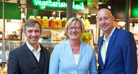 Finanzministerin Edith Sitzmann (Mitte) hat zusammen mit Wilhelma-Direktor Dr. Thomas Kölpin (links im Bild) und dem CEO von Marché International, Oliver Altherr (rechts im Bild) das neugestaltete Hauptrestaurant „Amazonica“ der Wilhelma in Stuttgart vorgestellt. 