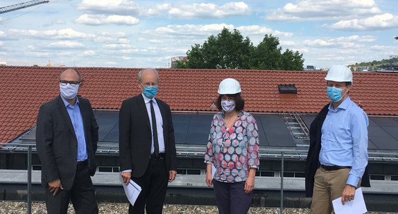 Innovative Kälteanlage für die Hochschule für Technik Stuttgart. V.l.n.r.: Ulrich Steinbach, Ministerialdirektor im Ministerium für Wissenschaft, Forschung und Kunst; Prof. Rainer Franke, der Rektor der Hochschule für Technik Stuttgart; Finanzstaatssekretärin Gisela Splett; Prof. Kai Fischer, Abteilungsleiter im Ministerium für Finanzen.