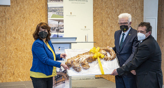 Schlüsselübergabe: v.l.n.r. Gisela Splett (Staatssekretärin), Winfried Kretschmann (Ministerpräsident Baden-Württemberg), Prof. Dr. Andreas Frey (Rektor Hochschule für Wirtschaft und Umwelt Nürtingen-Geislingen)
