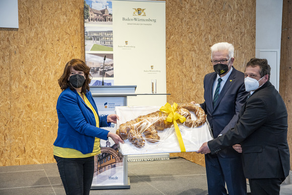 Schlüsselübergabe: v.l.n.r. Gisela Splett (Staatssekretärin), Winfried Kretschmann (Ministerpräsident Baden-Württemberg), Prof. Dr. Andreas Frey (Rektor Hochschule für Wirtschaft und Umwelt Nürtingen-Geislingen)