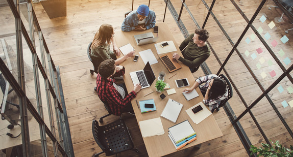 Büroarbeit in einem jungen Unternehmen aus der Vogelperspektive / Foto: stock.adobe.com /  Yakobchuk Olena 
