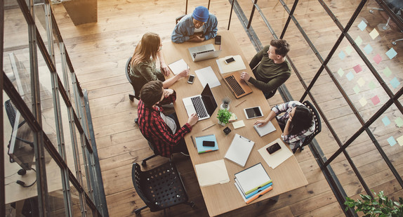 Büroarbeit in einem jungen Unternehmen aus der Vogelperspektive / Foto: stock.adobe.com /  Yakobchuk Olena 