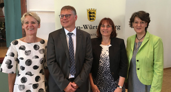 Gruppenbild zur Amtseinführung (von rechts): Staatssekretärin Gisela Splett, Andrea Saar und ihr Vorgänger Roland Ludwig sowie Oberfinanzpräsidentin Andrea Heck.