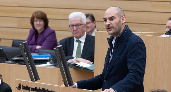 Finanzminister Bayaz am Rednerpult im Landtag