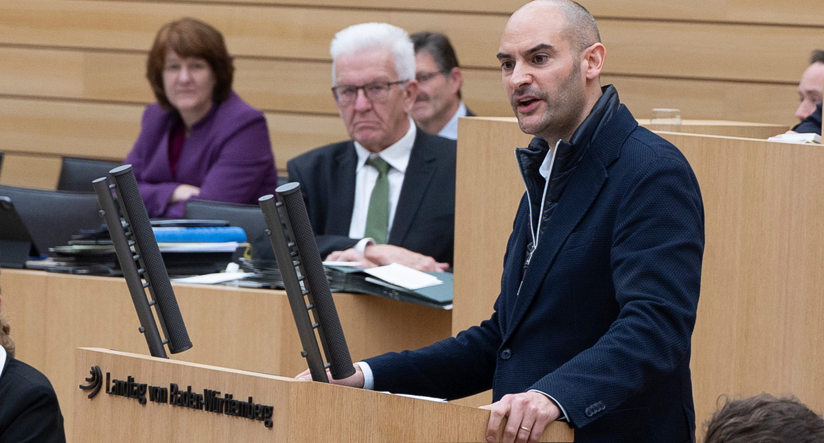 Finanzminister Bayaz am Rednerpult im Landtag