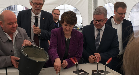 Finanzstaatssekretärin Gisela Splett beim Grundstein legen für den Neubau der Werkhalle in der Justizvollzugsanstalt Rottenburg.
