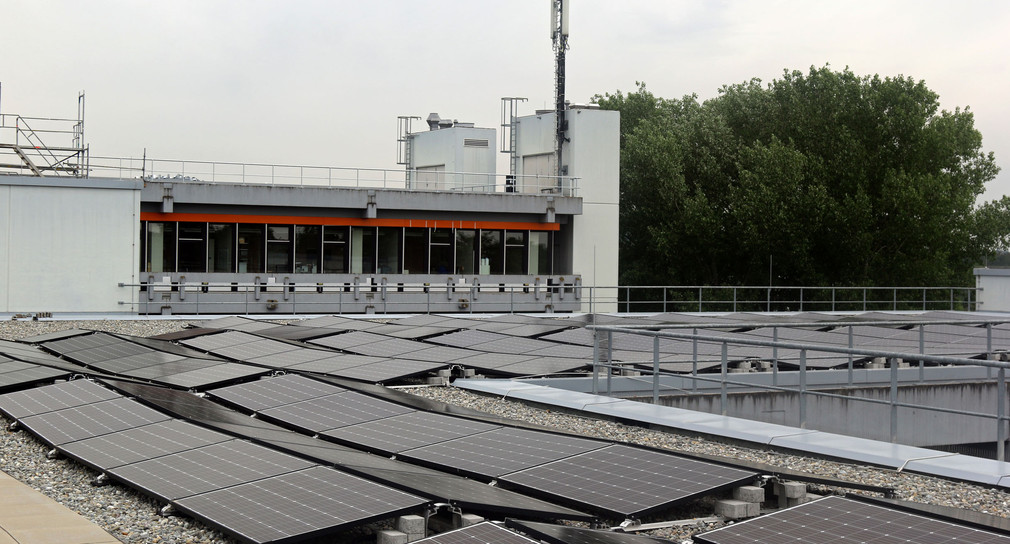 Photovoltaikanlage auf dem Dach des Gebäudes 5 der Hochschule Reutlingen.