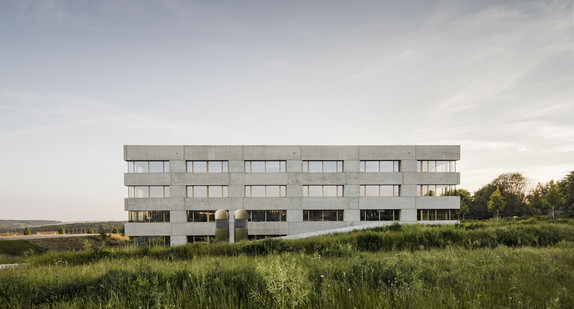 Der Bau von aussen.