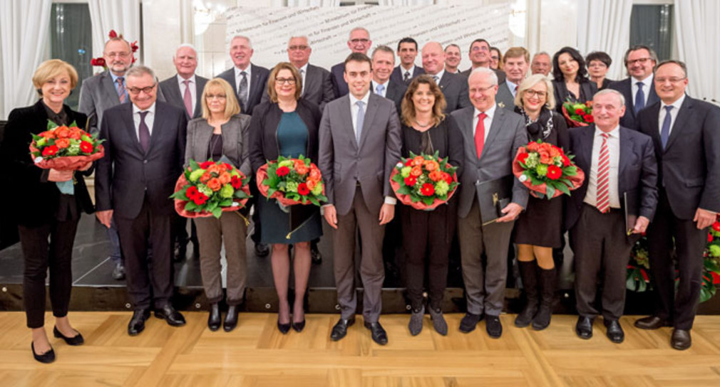 Gruppenfoto der Verleihung der Wirtschaftsmedaille am 25. November 2015.