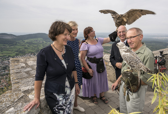 Schlössertour Splett besucht Domnick, Hohenneuffen und Kirchheim Schlösserreise 2017 mit der Staatssekretärin Gisela Splett - Festungsruine Hohenneuffen. Im Bild v.l.n.r.: Gisela Splett (Staatssekretärin Ministerium für Finanzen BW), Raphaela Sonnentag (Abteilungsleiterin Vermögen und Bau BW), Mirjam Fischer (Assistentin des Falkners), Michael Hörrmann (Geschäftsführer SSG) und Wolfgang Weller (Falkner Burg Hohenneuffen).