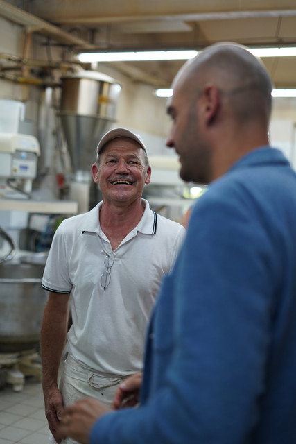 Danyal Bayaz bei der Bäckerei Förch