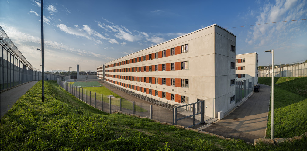 Der Neubau des Unterkunftsgebäudes an der JVA Stuttgart-Stammheim. Bilder: Michael Tümmers