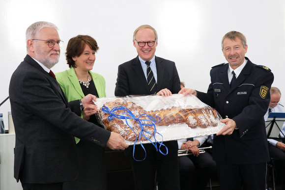 Claus Schüßler, Amtsleiter beim Amt Schwäbisch Gmünd, Finanzstaatssekretärin Gisela Splett und der stellvertretende Landespolizeipräsident im Innenministerium, Dietrich Moser von Filseck (v.l.n.r.) bei der Übergabe in Göppingen.