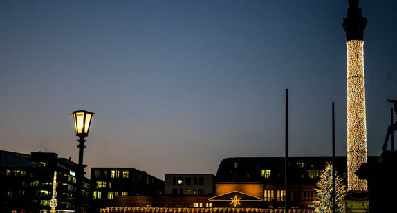 Die festlich beleuchtete Innenstadt von Stuttgart, Blick vom Ehrenhof des Neuen Schlosses.