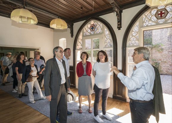 Burgen Splett besucht Burg Alt-Eberstein, Altes Schloss Hohenbaden und Yburg Schlösserreise 2017 - Altes Schloss Hohenbaden. Der Pächter Wolfgang Scheidtweiler (rechts im Bild) zeigt die noch im Bau befindlichen Gasträume des neuen Burgrestaurants.