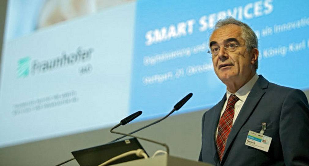 Fachforum Fachforum "Smart Services - Digitalisierung und Dienstleistung als Innovationstreiber für die Wirtschaft" in Stuttgart Ministerialdirektor Guido Rebstock begrüsst die Teilnehmerinnen und Teilnehmer beim Fachforum Smart Services.