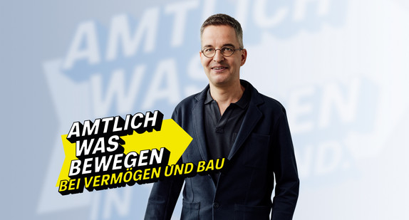 Lächelnder Mann im dunklen Sakko im Vordergrund, steht für die Arbeit bei Vermögen und Bau.