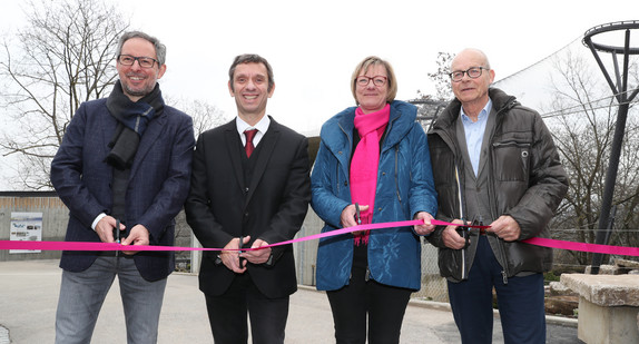 Finanzministerin Edith Sitzmann weiht gemeinsam mit Thomas Jaißle (links), stellvertretender Vorsitzender des Vereins Freunde und Förderer der Wilhelma, dem Direktor der Wilhelma, Dr. Thomas Kölpin (2. von links), und Dr. Michael Vogel vom NABU (rechts) die neue Schneeleopardenanlage ein.