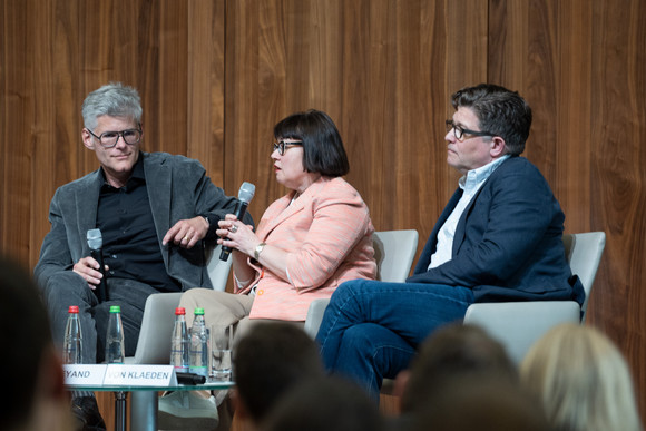 Dr. Sabine Weyand beantwortet eine Frage aus dem Publikum