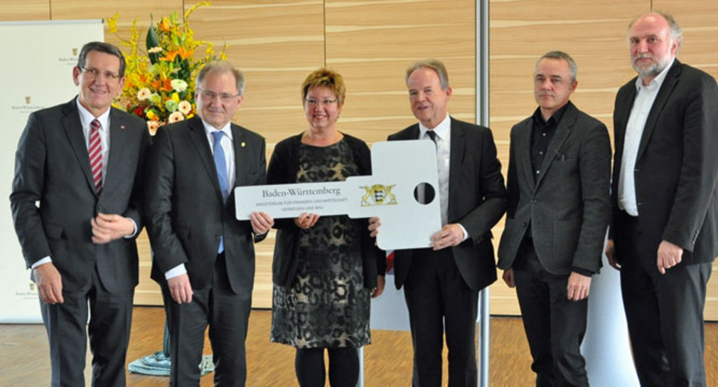 Übergabe Staatssekretär Hofelich übergibt Seminar- und Laborneubau an die Duale Hochschule Baden-Württemberg in Mosbach Staatssekretär Peter Hofelich übergab am 1. April 2015 der Dualen Hochschule am Standort Mosbach einen modernen Neubau mit mehr als 1.700 Quadratmeter Seminar- und Laborflächen.