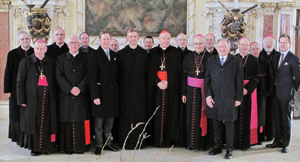 Schlösser und Gärten Empfang der Landesregierung für die Österreichische Bischofskonferenz in Kloster und Schloss Salem Staatssekretär Peter Hofelich empfing die Teilnehmer der Bischofskonferenz und weitere Ehrengäste am 2. März im Kloster und Schloss Salem (Kaisersaal).