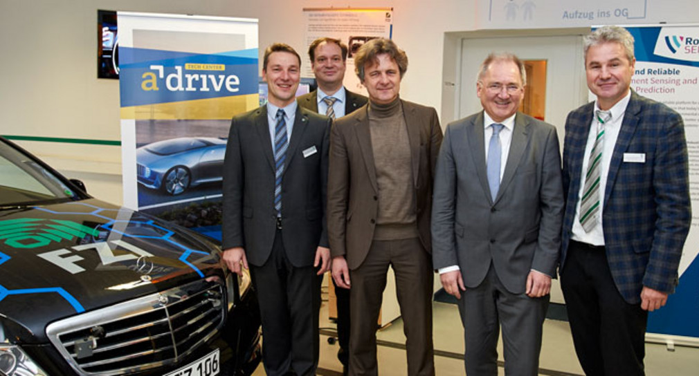 v.l.n.r.: Prof. Dr.-Ing. J. Marius Zöllner, Vorstand FZI, Prof. Dr. Ralf Reussner, Vorstand FZI, OB Dr. Frank Mentrup, Staatssekretär Peter Hofelich und Prof. Dr.-Ing. Christoph Stiller (Quelle: FZI, Andreas Drollinger)
