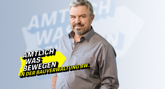 Lächelnder Ingenieur im grauen Hemd, repräsentiert Engagement in der Bauverwaltung BW.