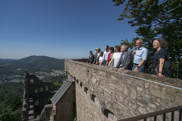 Burgen Splett besucht Burg Alt-Eberstein, Altes Schloss Hohenbaden und Yburg Schlösserreise 2017 - Altes Schloss Hohenbaden. Im Bild v.l.n.r.: Pia Riegelt-Matt (Leitende Baudirektorin Vermögen und Bau BW), Alexander Uhlig (1. Bürgermeister Baden-Baden), Bernhard Gieß (Ministerialrat Ministerium für Finanzen BW), Beate Böhlen (MdL-DIE GRÜNEN), Gisela Splett (Staatssekretärin Ministerium für Finanzen BW), Tobias Wald (Mdl-CDU), Annette Ipach-Öhmann (Direktorin Vermögen und Bau BW), Andreas Falz (Geschäftsführer SSG), Ralf Wagner (Konservator) und Jörg Fortenbacher (Privatbrauerei Franz).