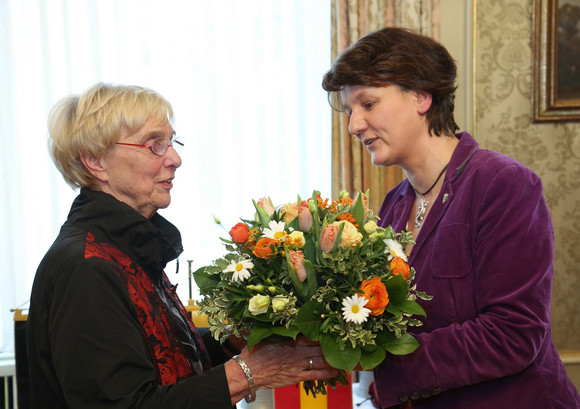 Bundesverdienstkreuz Gisela Splett ehrt Eheleute Stadler Staatssekretärin Gisela Splett (r.) überreicht Ingeborg Stadler im Palais Solms in Karlsruhe einen Blumenstrauß.
