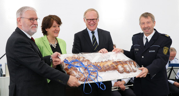 Claus Schüßler, Amtsleiter beim Amt Schwäbisch Gmünd, Finanzstaatssekretärin Gisela Splett und der stellvertretende Landespolizeipräsident im Innenministerium, Dietrich Moser von Filseck (v.l.n.r.) bei der Übergabe in Göppingen.