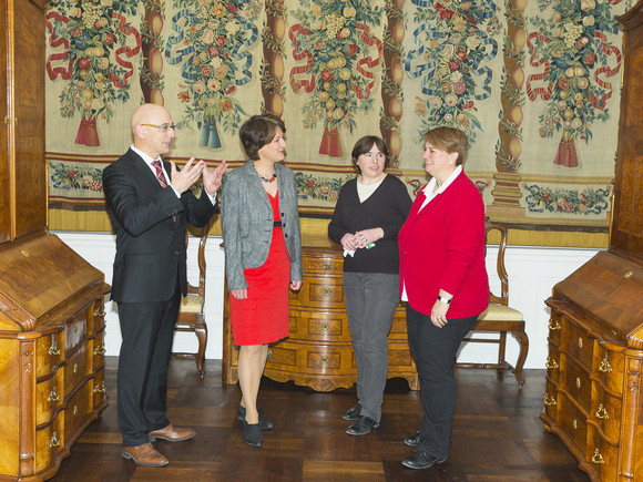 Schlösser und Gärten Beletage des Barockschlosses Bruchsal wieder eröffnet Finanzstaatssekretärin Gisela Splett in der Beletage des Barockschlosses Bruchsal. Links im Bild Michael Hörrmann, SSG-Geschäftsführer.
